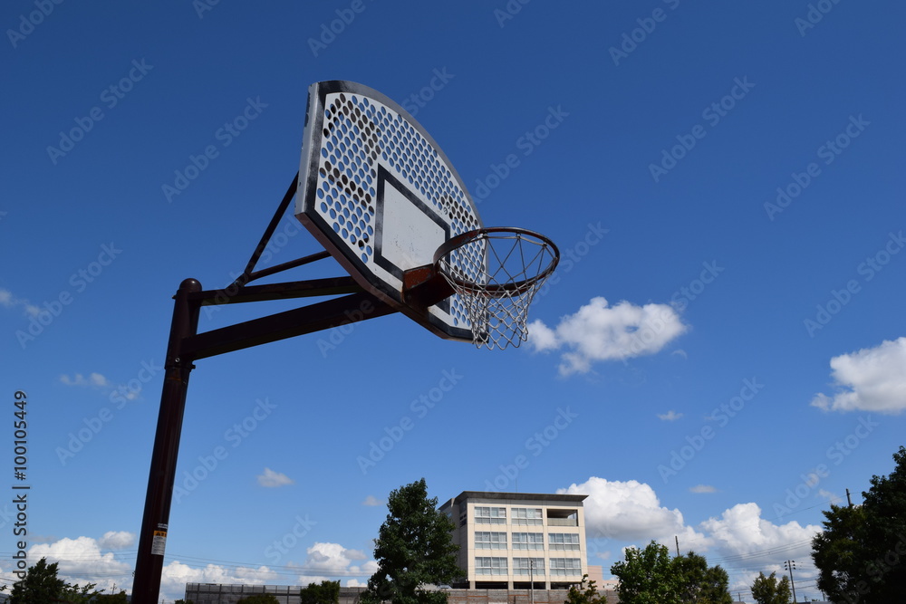 バスケットボールのゴール/晴天のスポーツ施設で、バスケットボールのゴールを撮影した、スポーツイメージの写真です。 バスケットボールのゴール/晴天のスポーツ施設で、バスケットボールのゴールを撮影した、スポーツイメージの写真です。