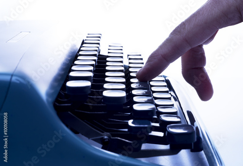 фотографія vintage typewriter on blue