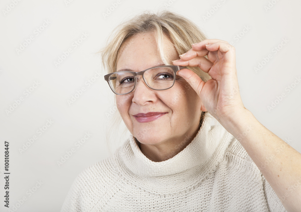 ältere Frau mit Brille ältere Frau mit Brille