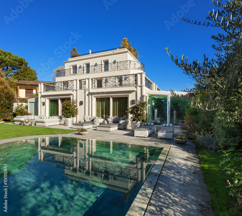 beautiful house with pool © alexandre zveiger