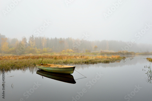 Obraz na płótnie river and a boat scene during Fall season w salonie