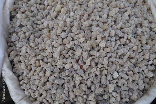 Асафетида в мешках на продуктовом рынке в Индии