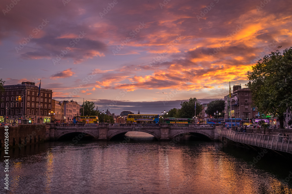 Obraz premium Dublin nocą, Irlandia