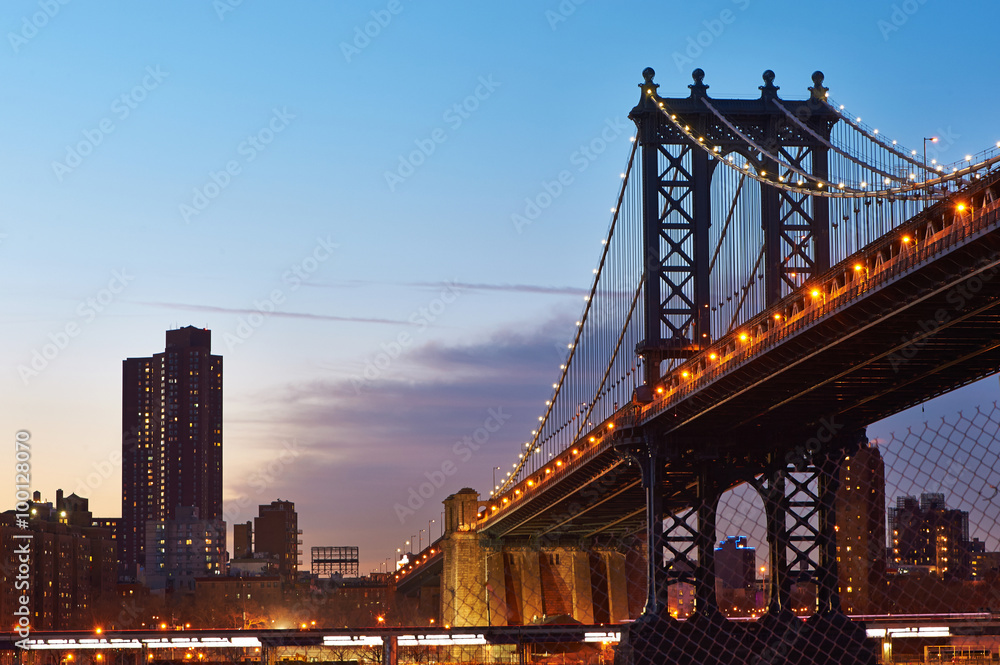 Obraz premium Manhattan Bridge and skyline silhouette view from Brooklyn at sunset