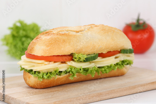 Sandwich Baguette zum Frühstück belegt mit Käse