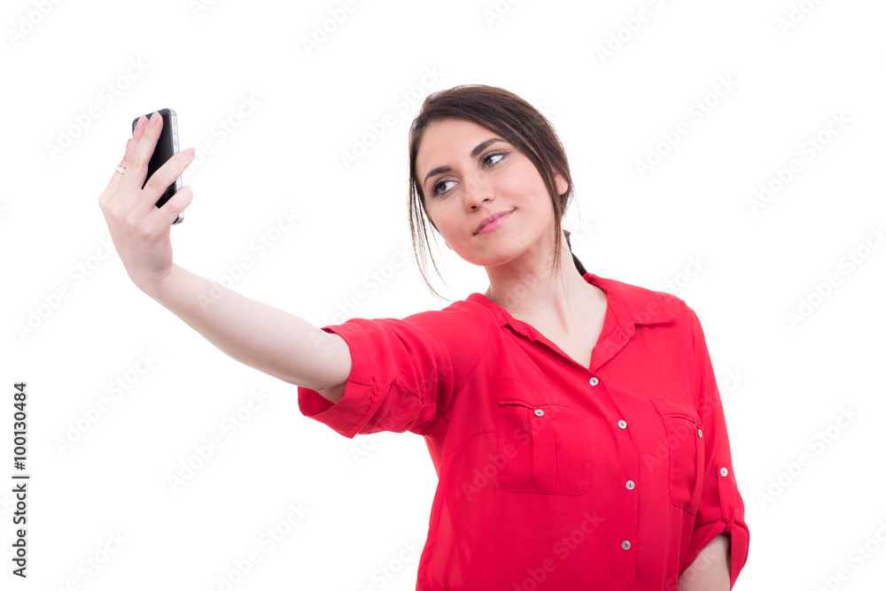 junge frau fotografiert sich mit dem smartphone junge frau fotografiert sich mit dem smartphone