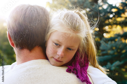 Fotografie Daddy reassured his daughter. Little Girl resting on her father'