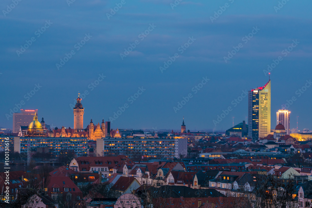 Blick über Leipzig am Abend