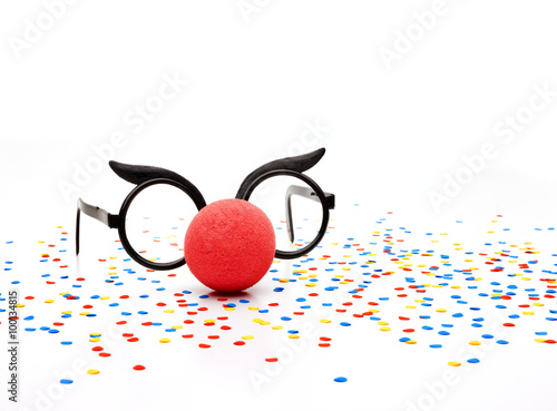 Konfetti mit Faschingsbrille