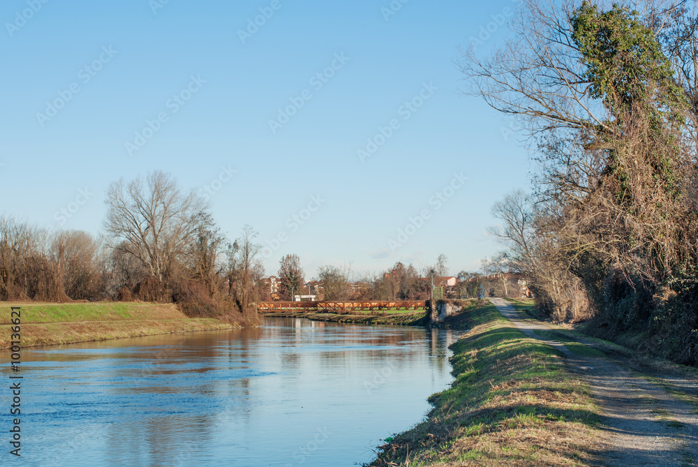 canale d'acqua e sentiero di campagna canale d'acqua e sentiero di campagna