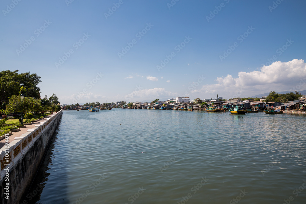 Fischerdorf und Fischerboote in Phan Thiet in Vietnam