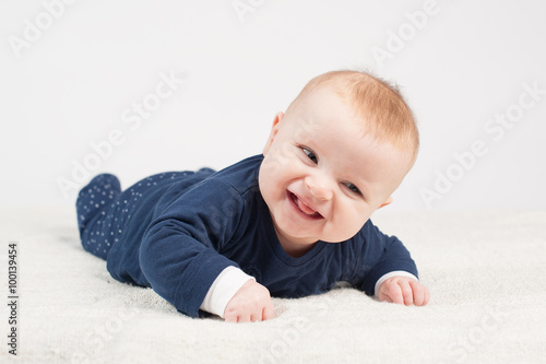 Baby in Bauchlage - lachend