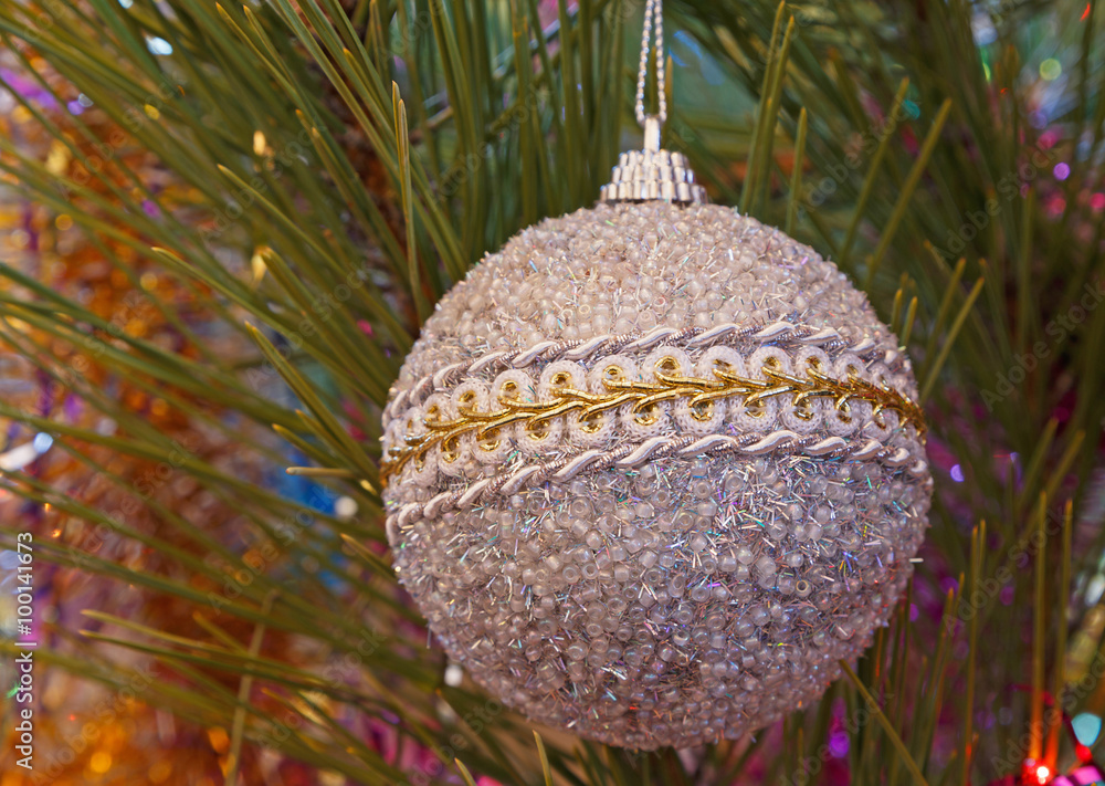 Obraz premium silver christmas tree ball on pine tree