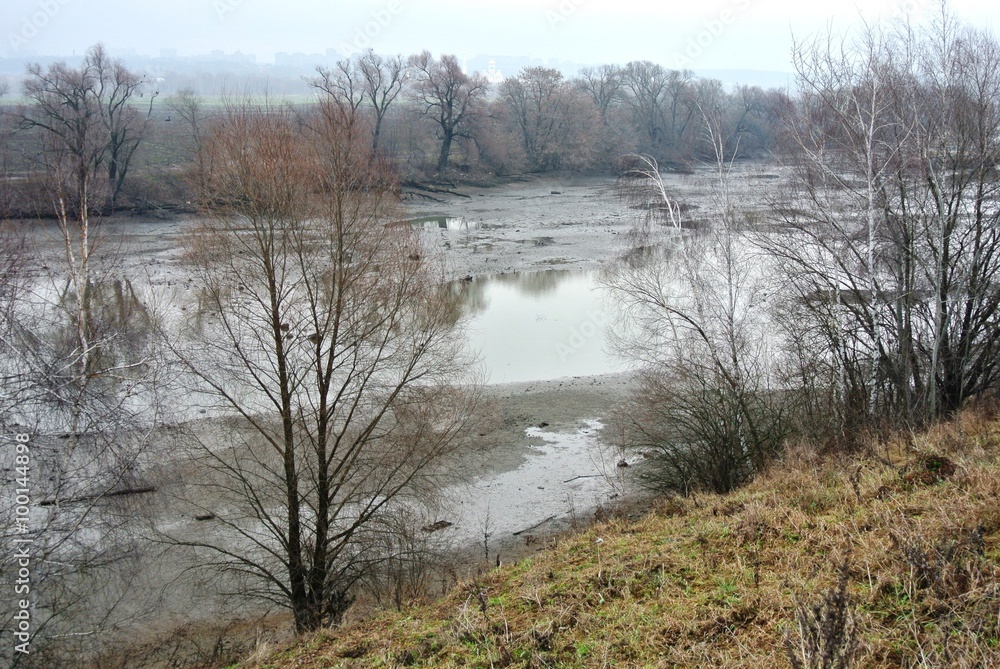 The shallow flow of the Moscow river The shallow flow of the Moscow river