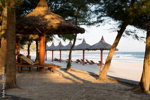 Sonnenschirme und Strandliegen am Meer vor Vietnam