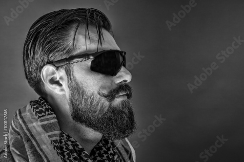 Fototapeta Closeup portrait of a  man with beard wearing a traditional arab