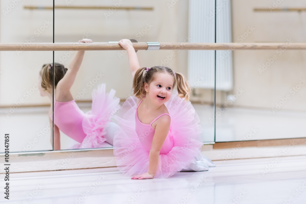 Obraz premium Little ballerina at ballet class