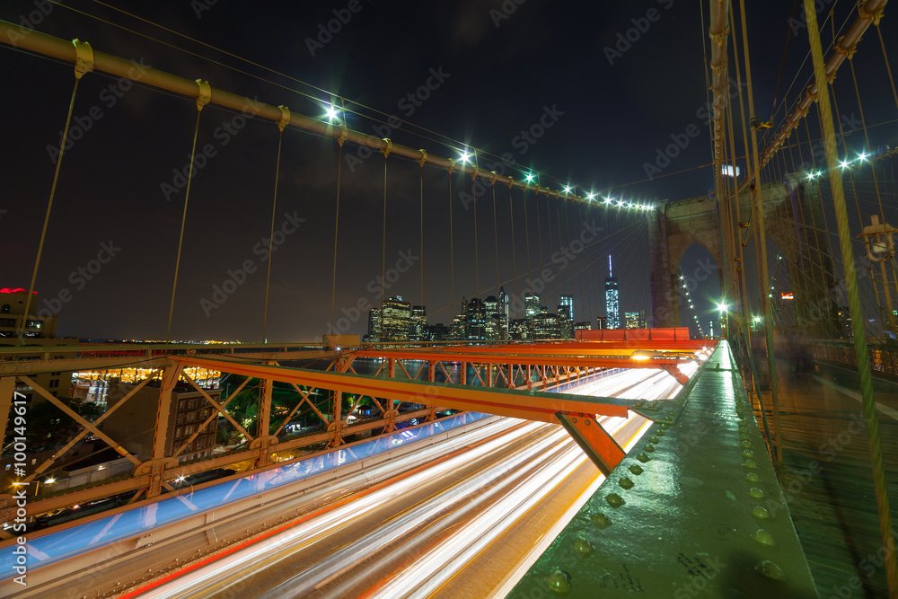 Fototapeta premium Nocny ruch samochodowy na Brooklyn Bridge