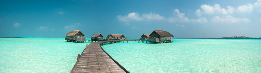 Papier peint photo Île Lagon turquoise autour d'un atoll maldivien  © forcdan