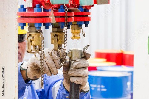 Fényképezés human conect black host for transfer lube oil in oil and gas process