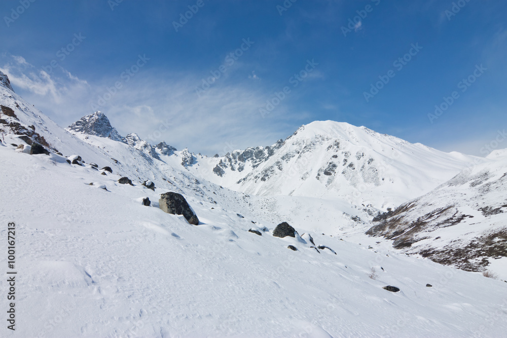 The top of the couloir and side of the mountain in the snow