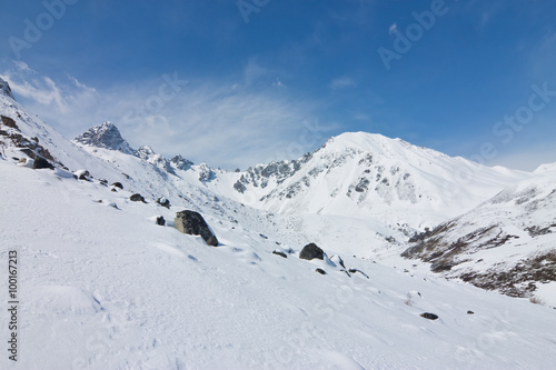 The top of the couloir and side of the mountain in the snow