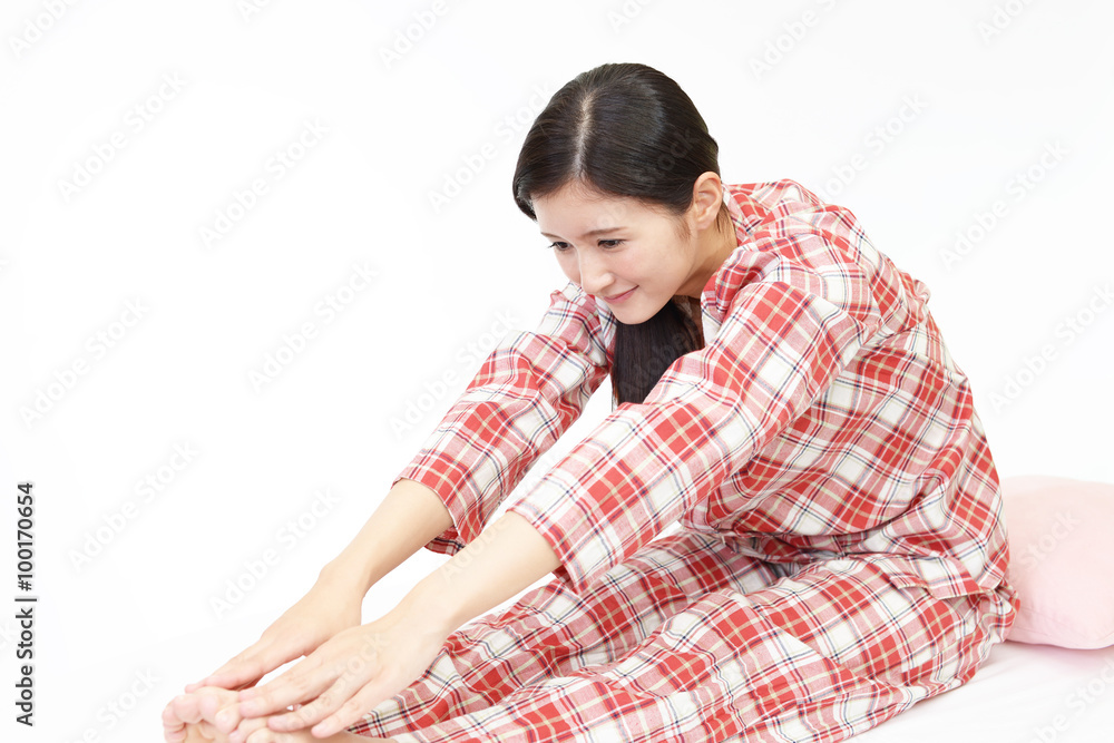 パジャマ姿で寛ぐ女性