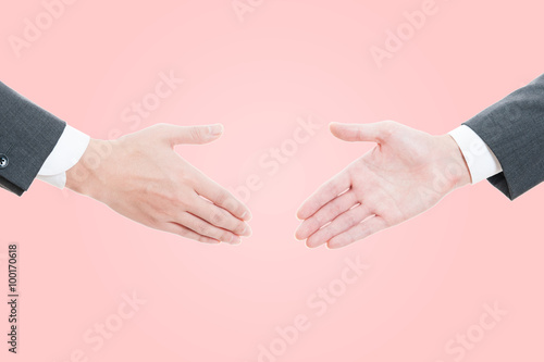 ビジネスマン同士の握手,ピンク背景