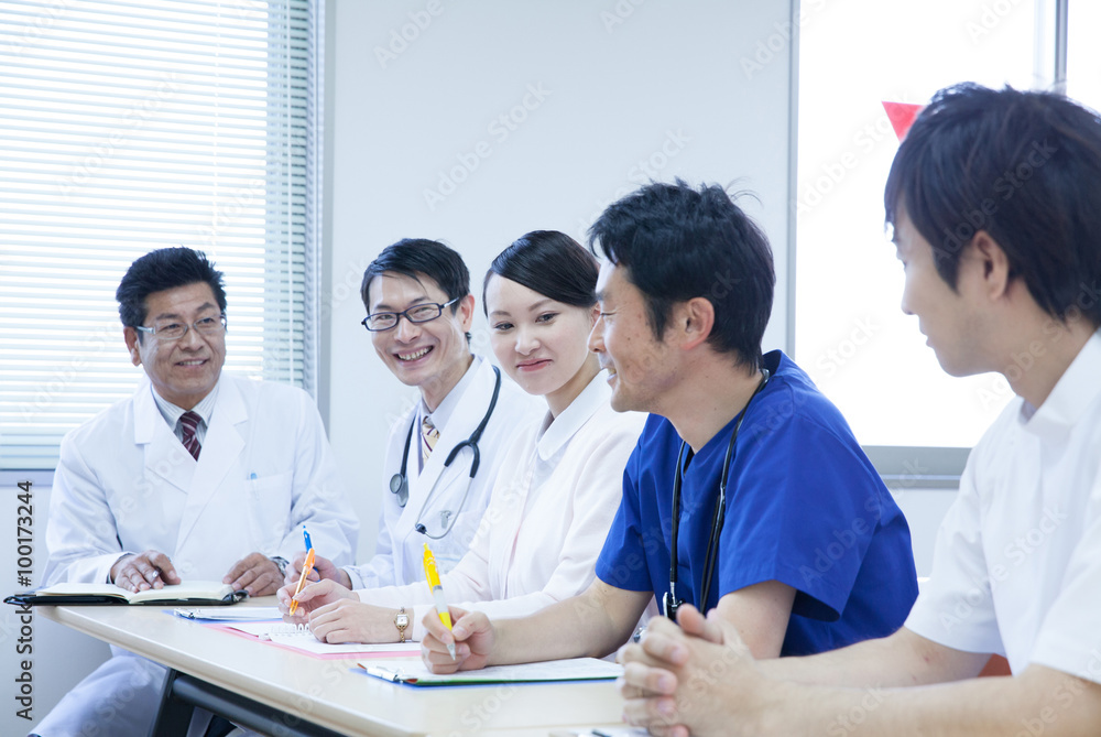 カンファレンスを行う医師 看護師 Stock 写真 Adobe Stock