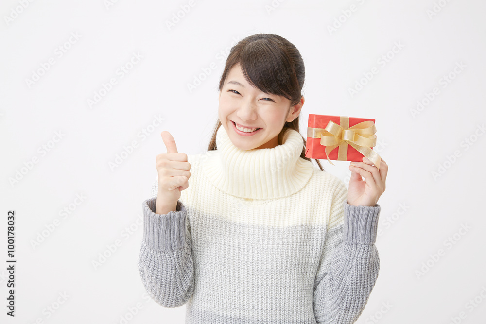 プレゼントを持つ女性　グッドサイン