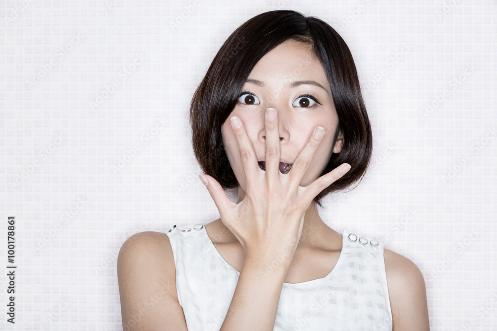 驚く女性