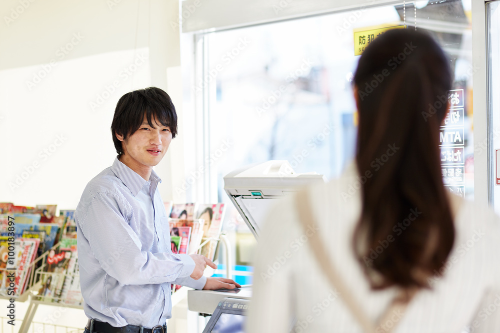 コピー機を使う男性 コピー機を使う男性