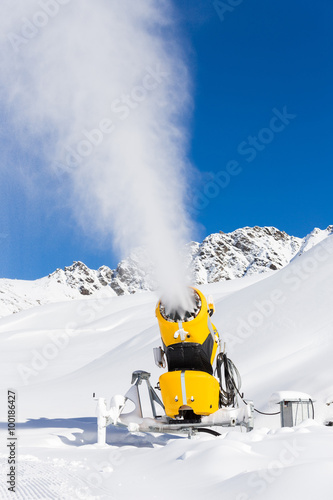 Schneekanone in den Bergen