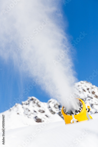 Schneekanone in den Bergen