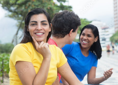 Schöne Mexikanerin im gelben Shirt mit Freunden