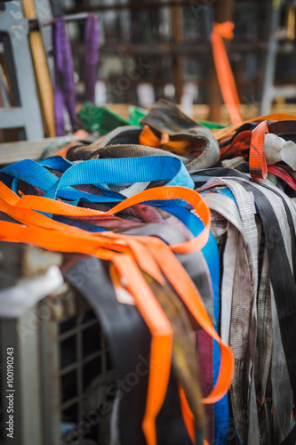 Spanngurte in einer Fabrik zum befestigen von Gegenständen