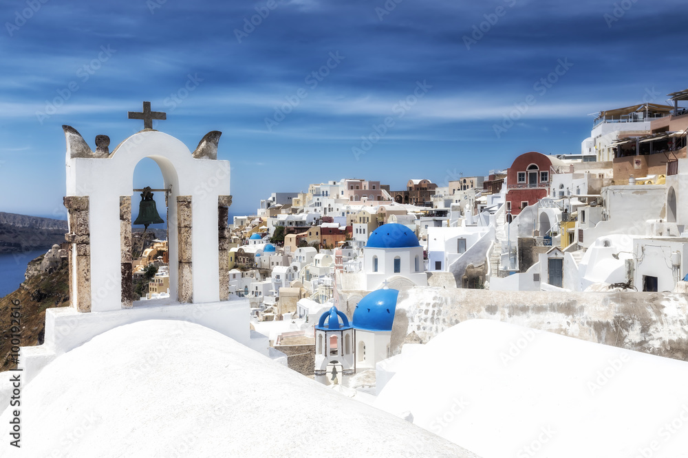 Fototapeta premium Tradycyjny grecki biały kościół łuk z krzyżem i dzwonami w vill
