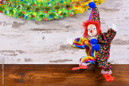 Puppe als Clown mit Faschingskostüm und Textfreiraum