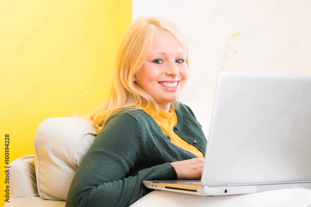 Naklejka premium studentin sitzt am notebook