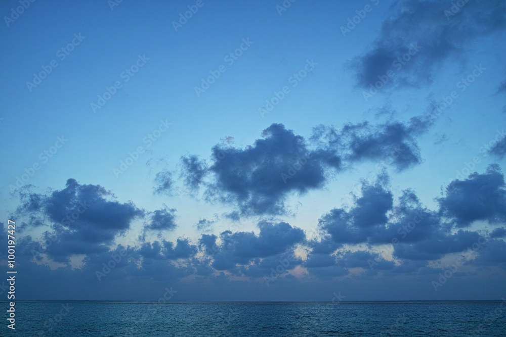 Obraz premium 夜明け前の海