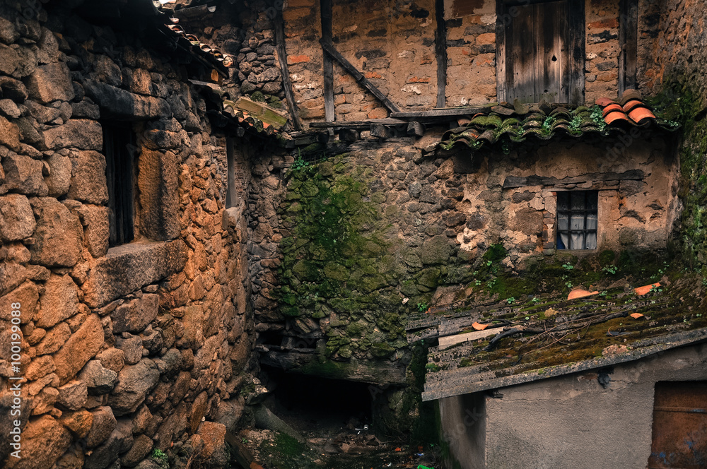 Algunas casas de piedra y adobe muy antiguas