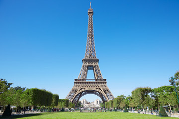 Poster Eiffelturm Eiffelturm am sonnigen Sommertag  © andersphoto