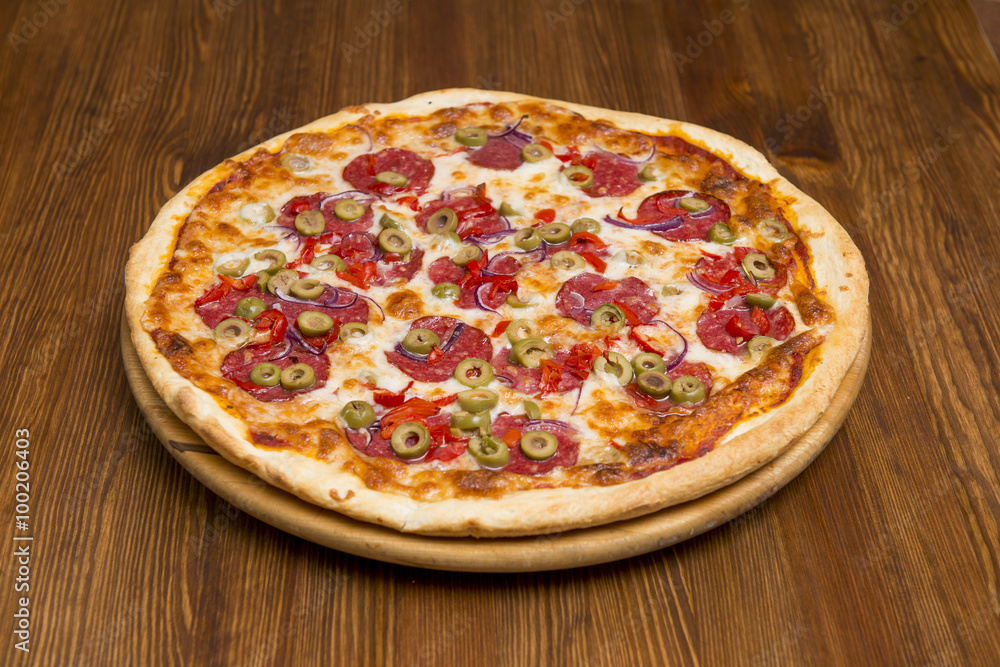 Pizza włoska na cienkim cieście z salami