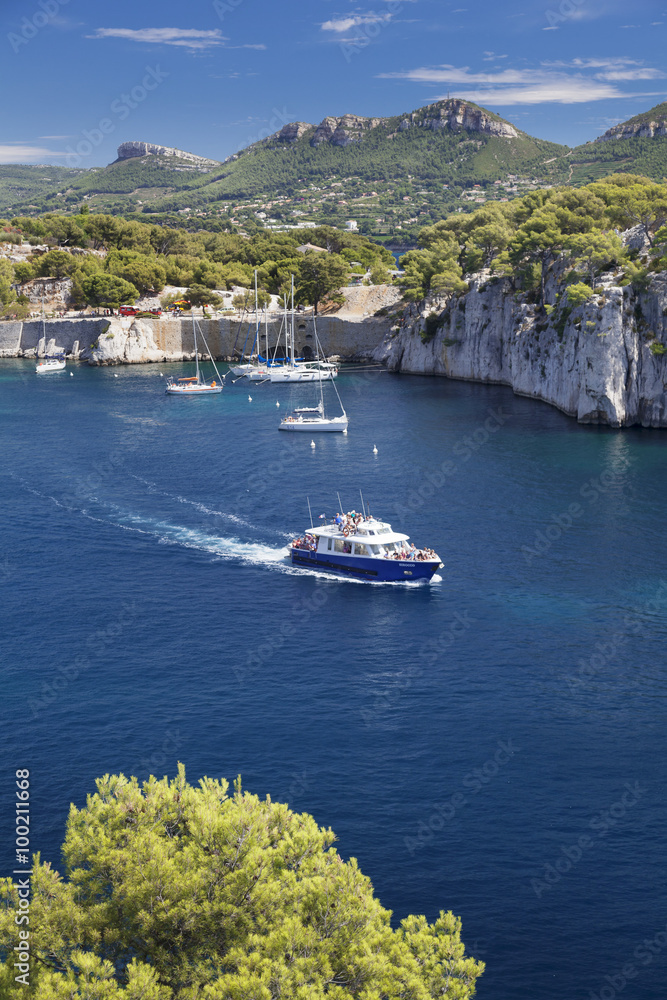 Excursion boat, Les Calanques de Port-Miou, National Park Calanque de Port-Pin, Cassis, Provence, Provence-Alpes-Cote d'Azur, Southern France, France, Mediterranean Excursion boat, Les Calanques de Port-Miou, National Park Calanque de Port-Pin, Cassis, Provence, Provence-Alpes-Cote d'Azur, Southern France, France, Mediterranean