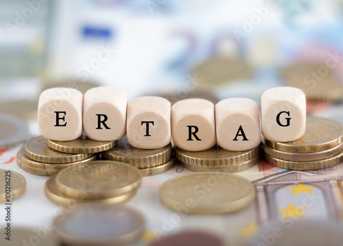 Fotografía Ertrag Würfel auf Geld