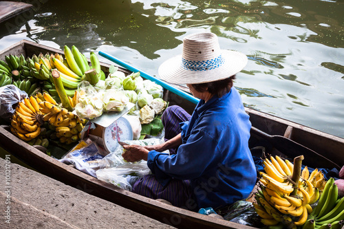 Obraz na płótnie Damnoen Saduak floating market in Ratchaburi near Bangkok, Thail w salonie