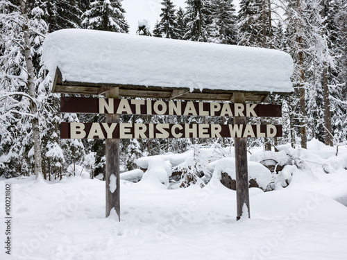Schild Bayerischer Wald mit Schnee