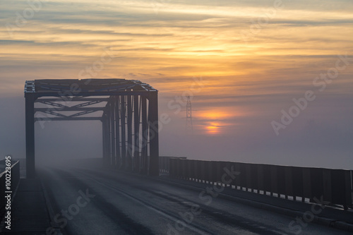 Wallpaper Mural Konstrukcja mostu na tle wschodzącego słońca Torontodigital.ca