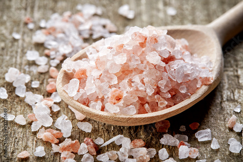 spoon of pink himalayan salt