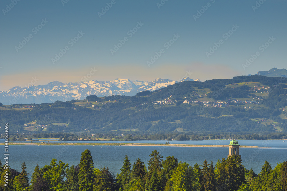 lac avec montagnes et tour,lac de Constance